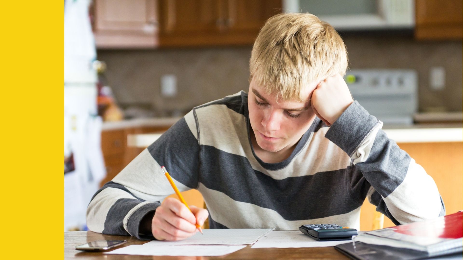 Test taking. Парень делает уроки. Парень делает домашнее задание. Мужик делает уроки. Молодые парни выполняют мелкую работу.